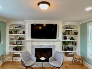 Livingroom w/fireplace & pub table