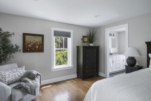 Primary en-suite with king bed