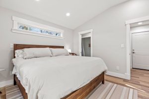 Bedroom # 1 - Primary Ensuite w/King Bed overlooking back yard