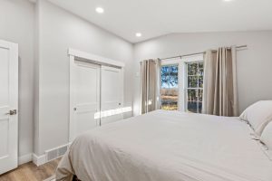 Bedroom # 1 - Primary Ensuite w/King Bed overlooking back yard